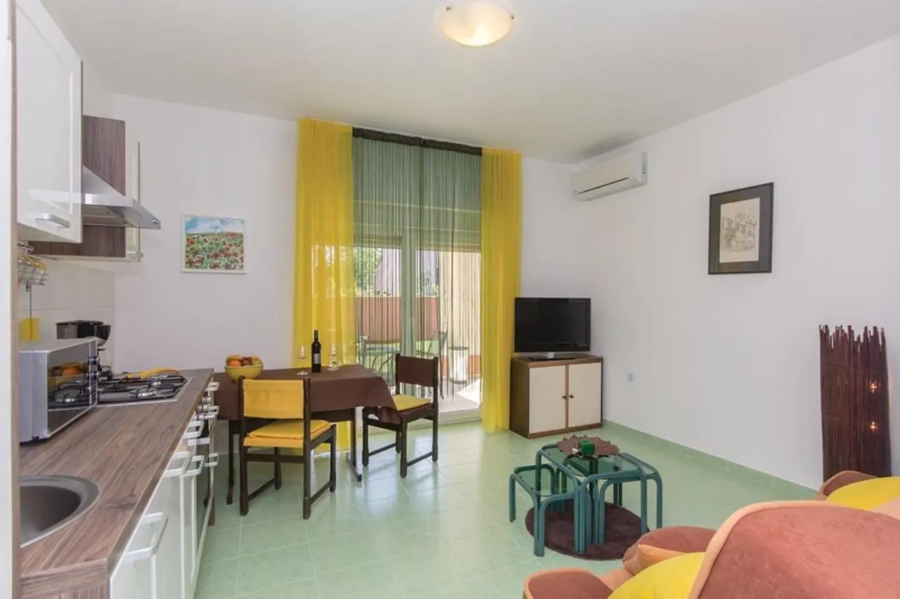 Two Bedroom Apartment Valdebecco For 5 Persons Póla