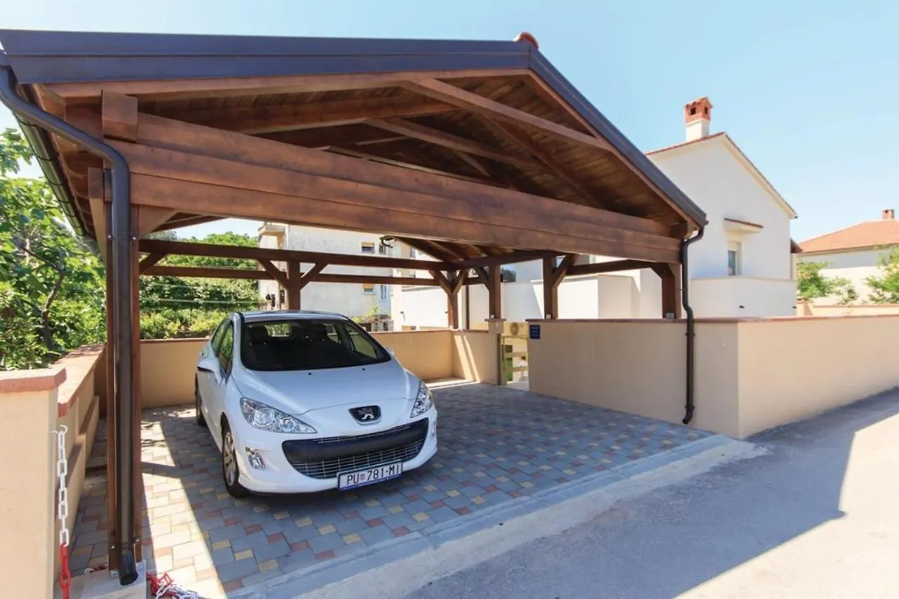 Two Bedroom Apartment Valdebecco For 5 Persons Póla 0*,